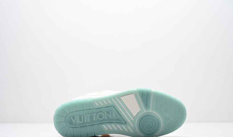 LV Trainer con tachuelas · blancas y verde menta · vista 3