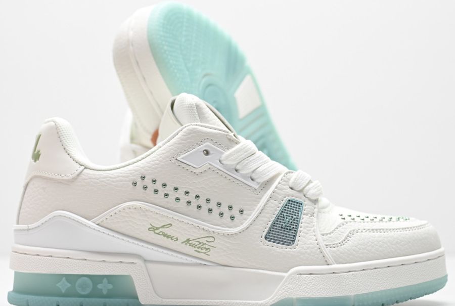 LV Trainer con tachuelas · blancas y verde menta