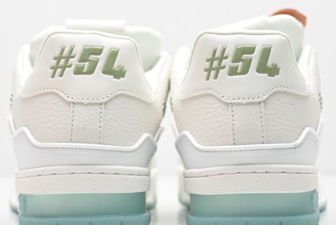 LV Trainer con tachuelas · blancas y verde menta · vista 2