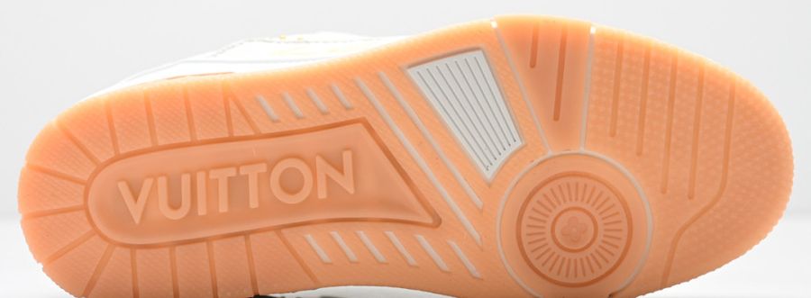 LV Trainer con tachuelas · blancas y naranjas · vista 3