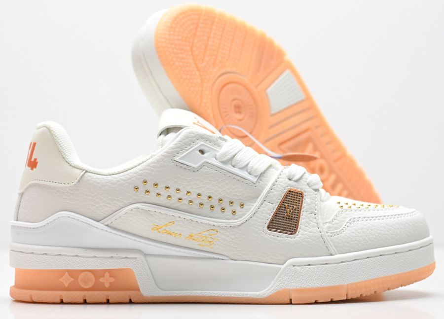 LV Trainer con tachuelas · blancas y naranjas