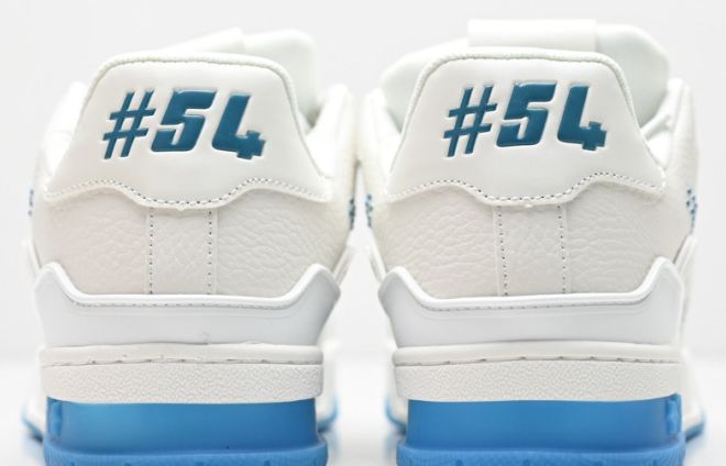 LV Trainer con tachuelas · blancas y azules · vista 2