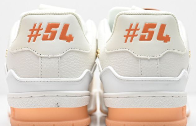 LV Trainer con tachuelas · blancas y naranjas · vista 2
