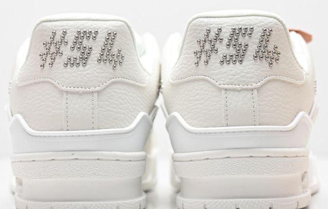 LV Trainer con tachuelas · blancas · vista 2