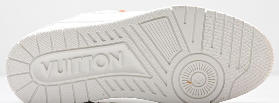 LV Trainer con tachuelas · blancas · vista 3